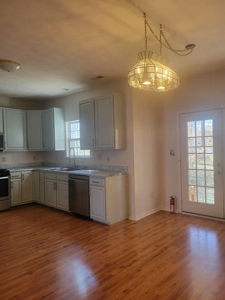 3719 Bridle Path Ln - Photo 5 of 22