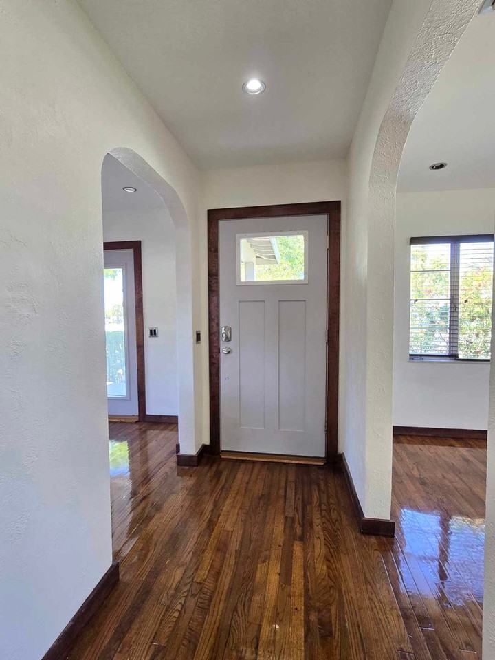 419 E Oak St - Photo 3 of 11