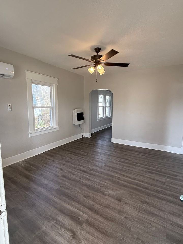 1017 W Locust St - Photo 2 of 15