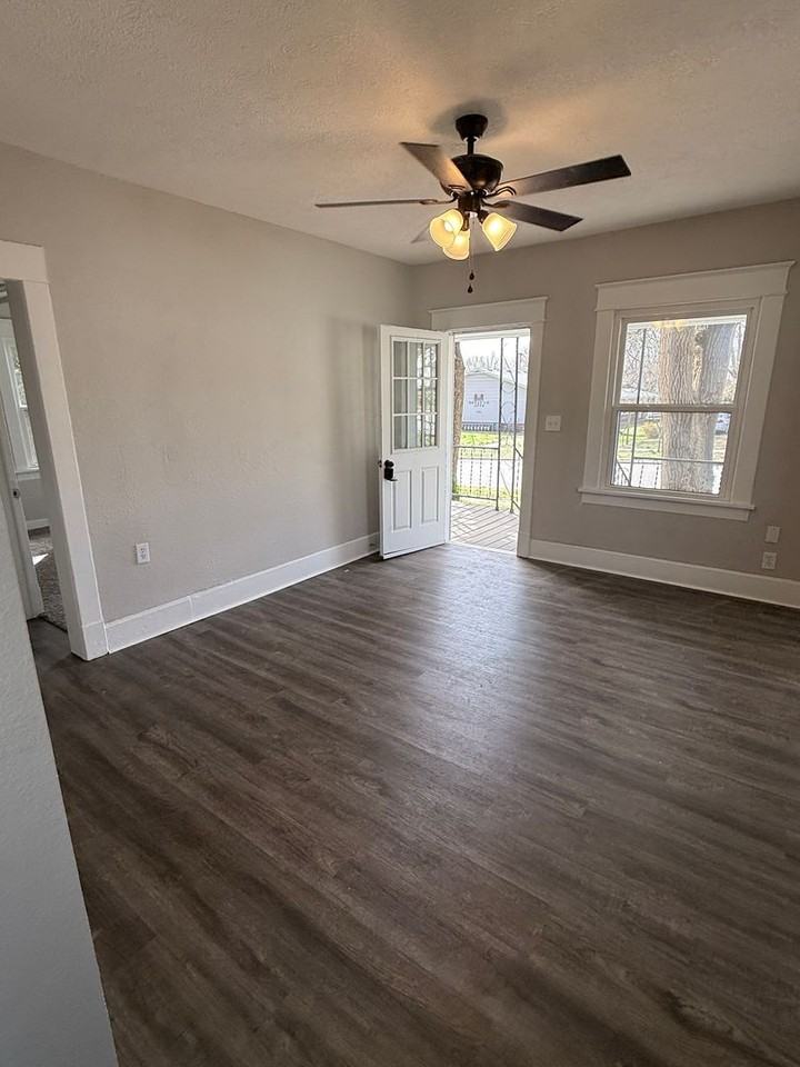 1017 W Locust St - Photo 3 of 15
