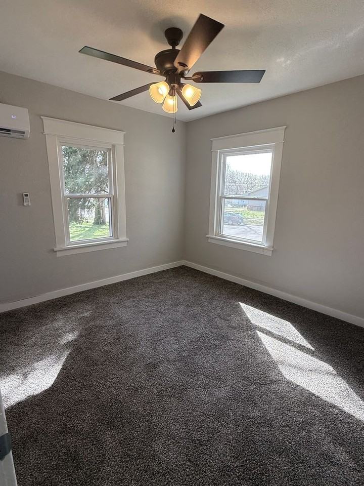 1017 W Locust St - Photo 4 of 15