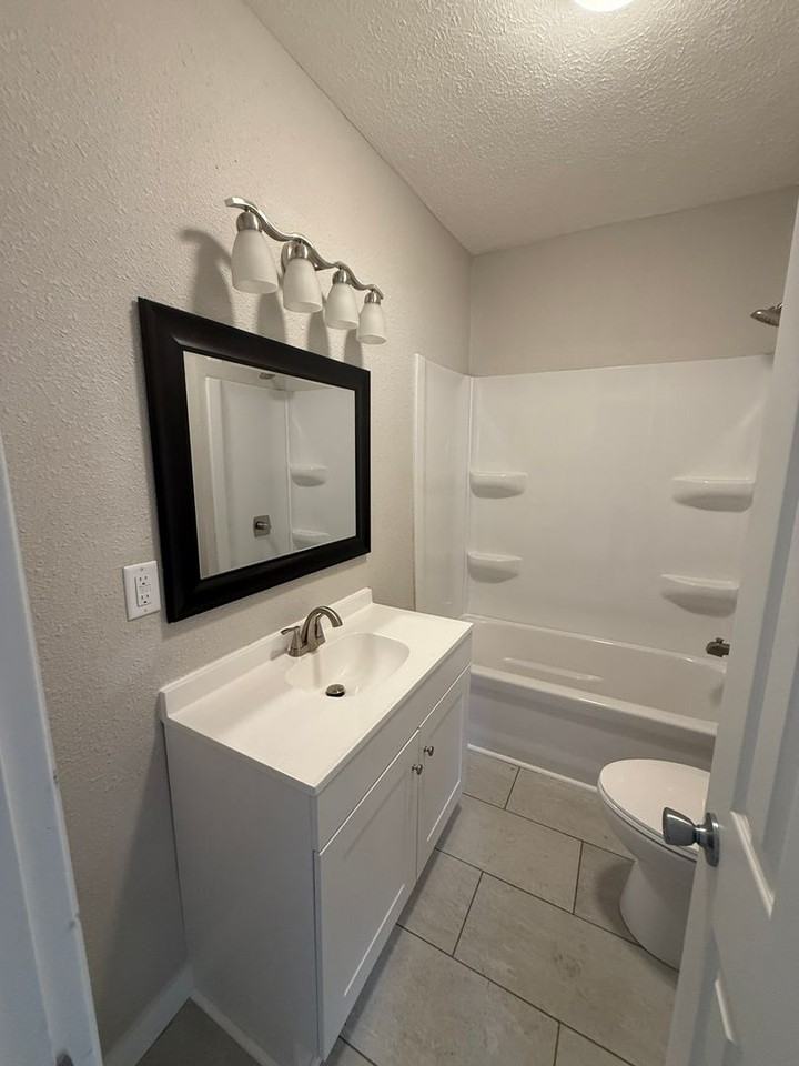 1017 W Locust St - Photo 6 of 15