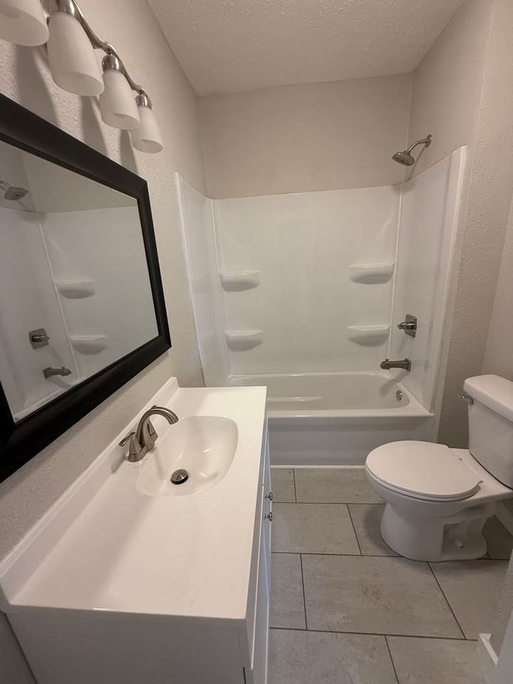 1017 W Locust St - Photo 7 of 15