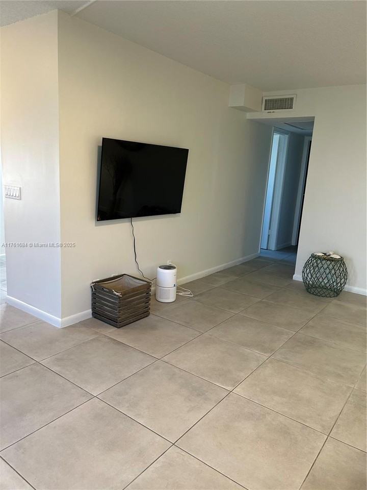316 Farnham P #316 - Photo 3 of 8