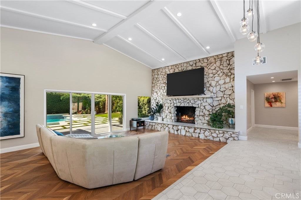 20351 Wells Dr - Photo 5 of 50