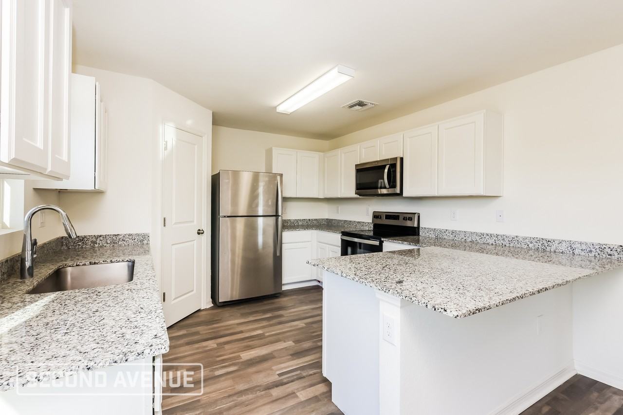 3301 65th St W - Photo 2 of 23
