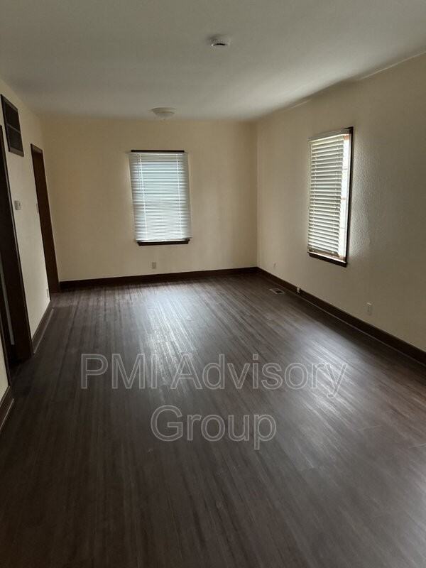 1031 Ne Madison St - Photo 2 of 8