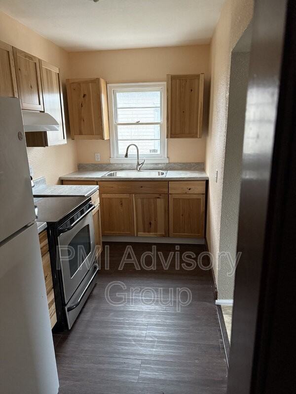 1031 Ne Madison St - Photo 3 of 8