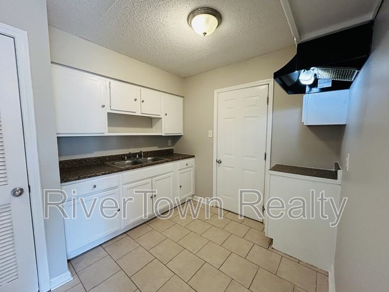 679 N Holmes St - Photo 4 of 10