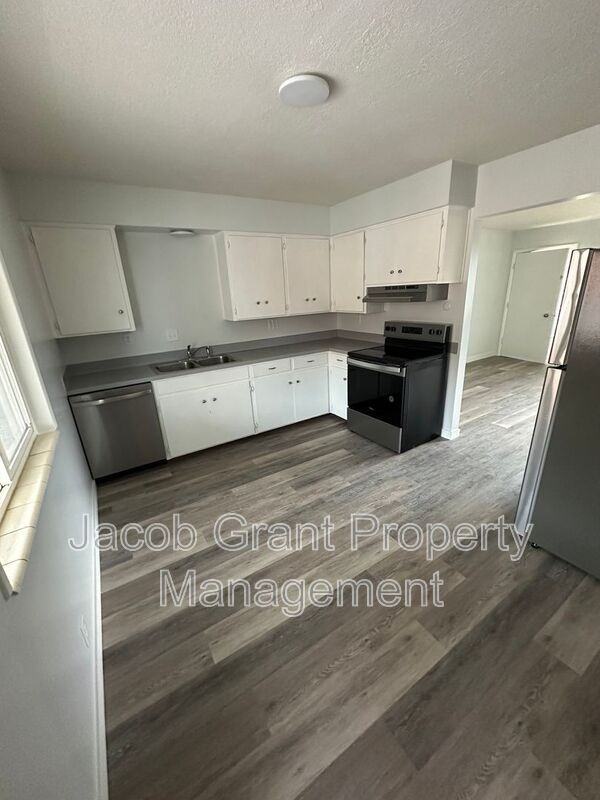 2208 Saint Clair Rd - Photo 3 of 10