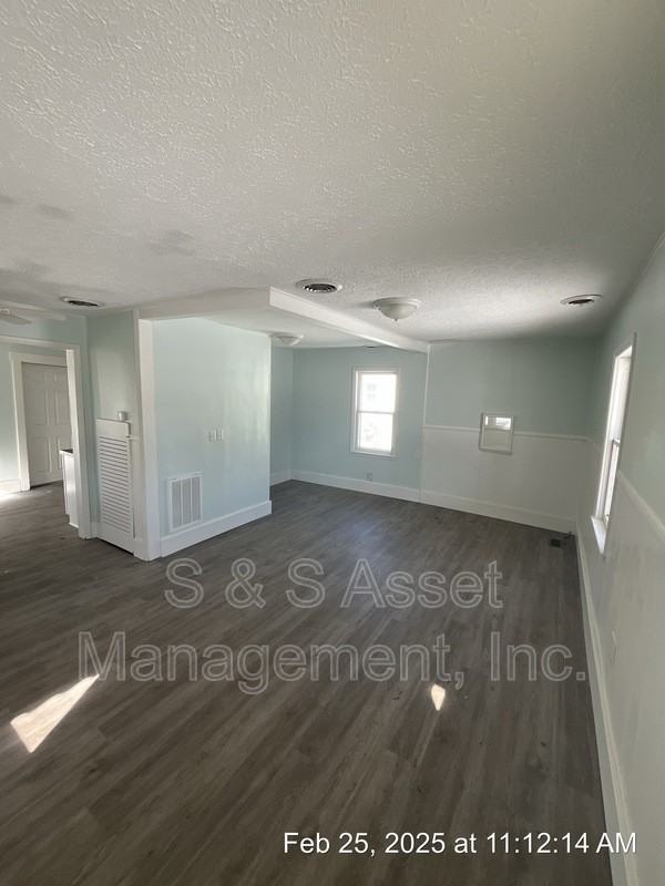 809 Comfort St - Photo 2 of 11