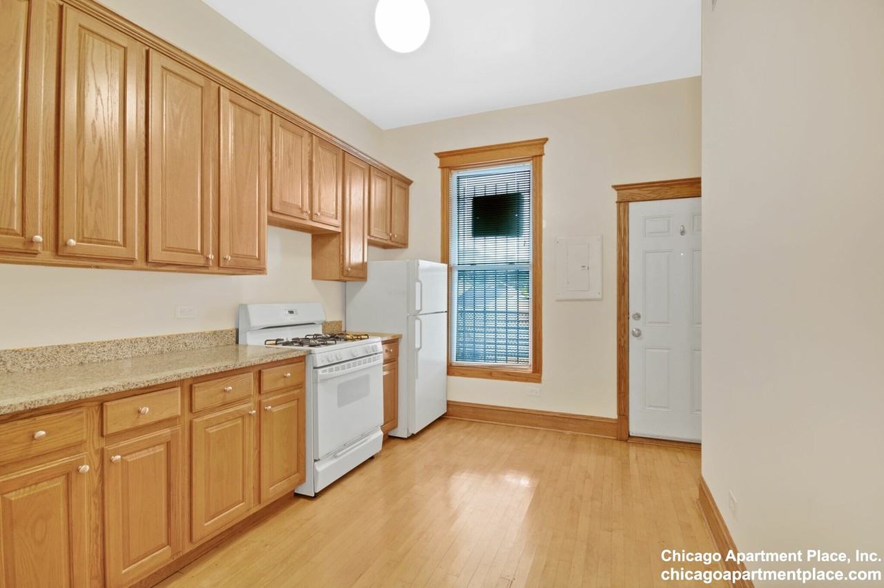 2748 N Lincoln Ave #3 - Photo 3 of 17