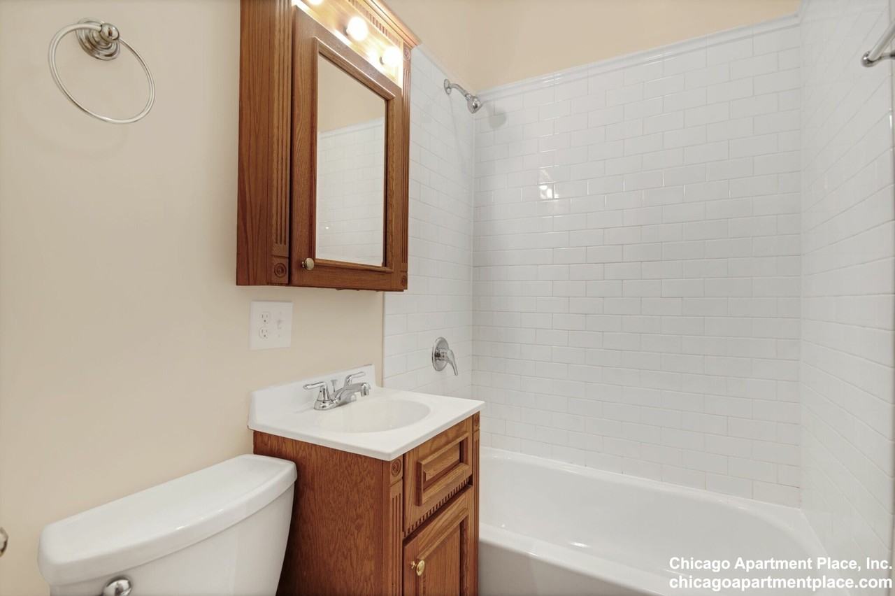2748 N Lincoln Ave #3 - Photo 5 of 17