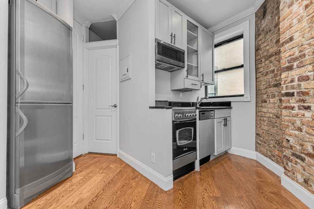 Elizabeth St #5C - Photo 2 of 5