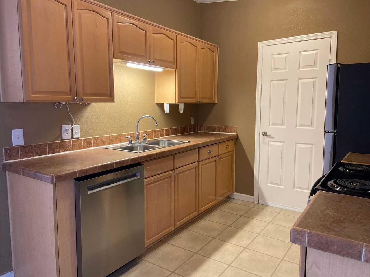 541 Van Buren Rd - Photo 7 of 38