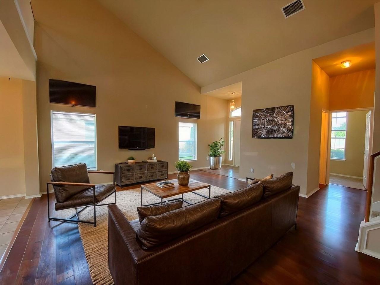 1005 Gentry Dr - Photo 2 of 23