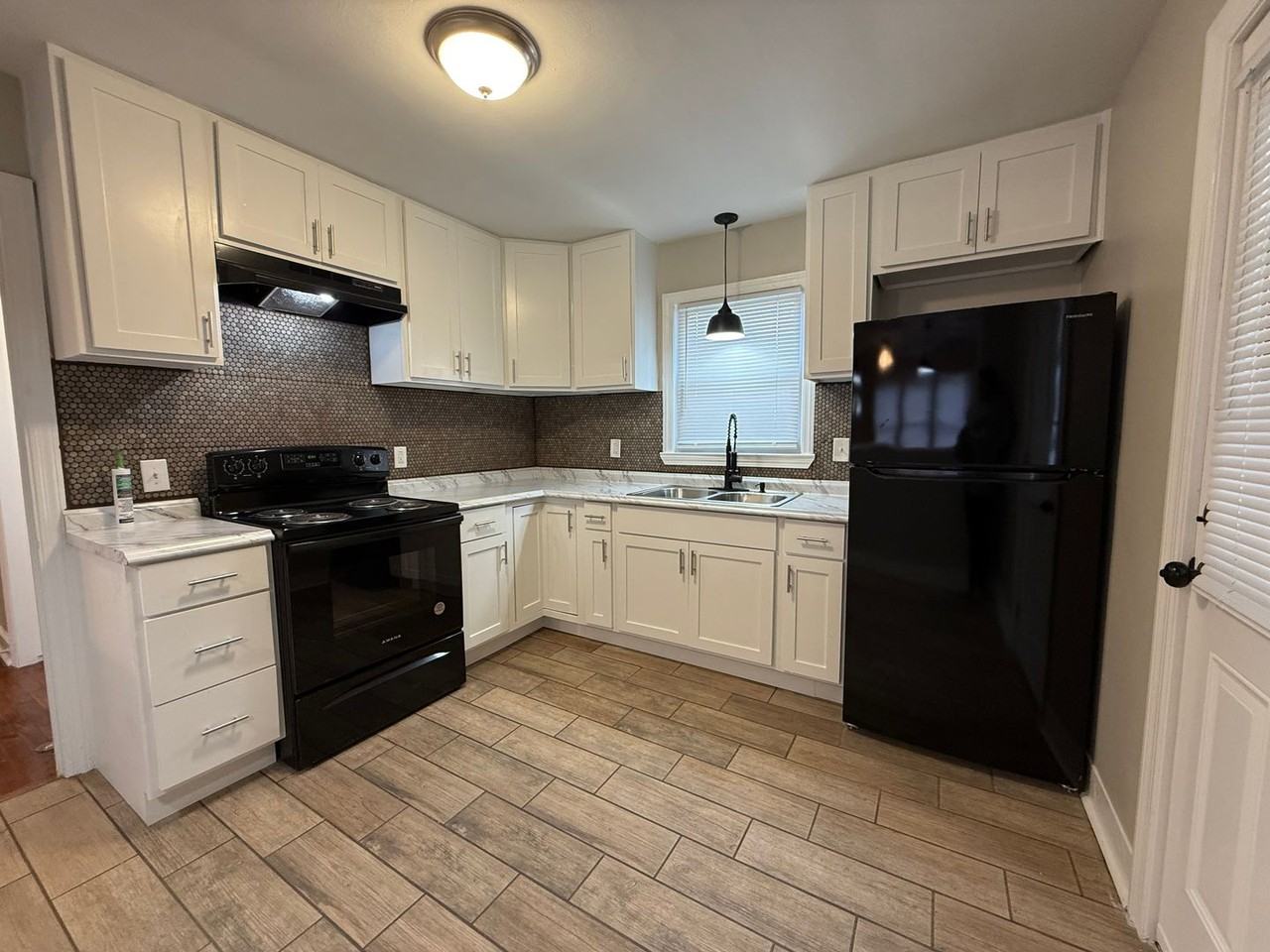 426 N Elm St Nw - Photo 5 of 13