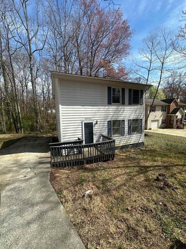 4651 Ogburn Ave - Photo 2 of 10