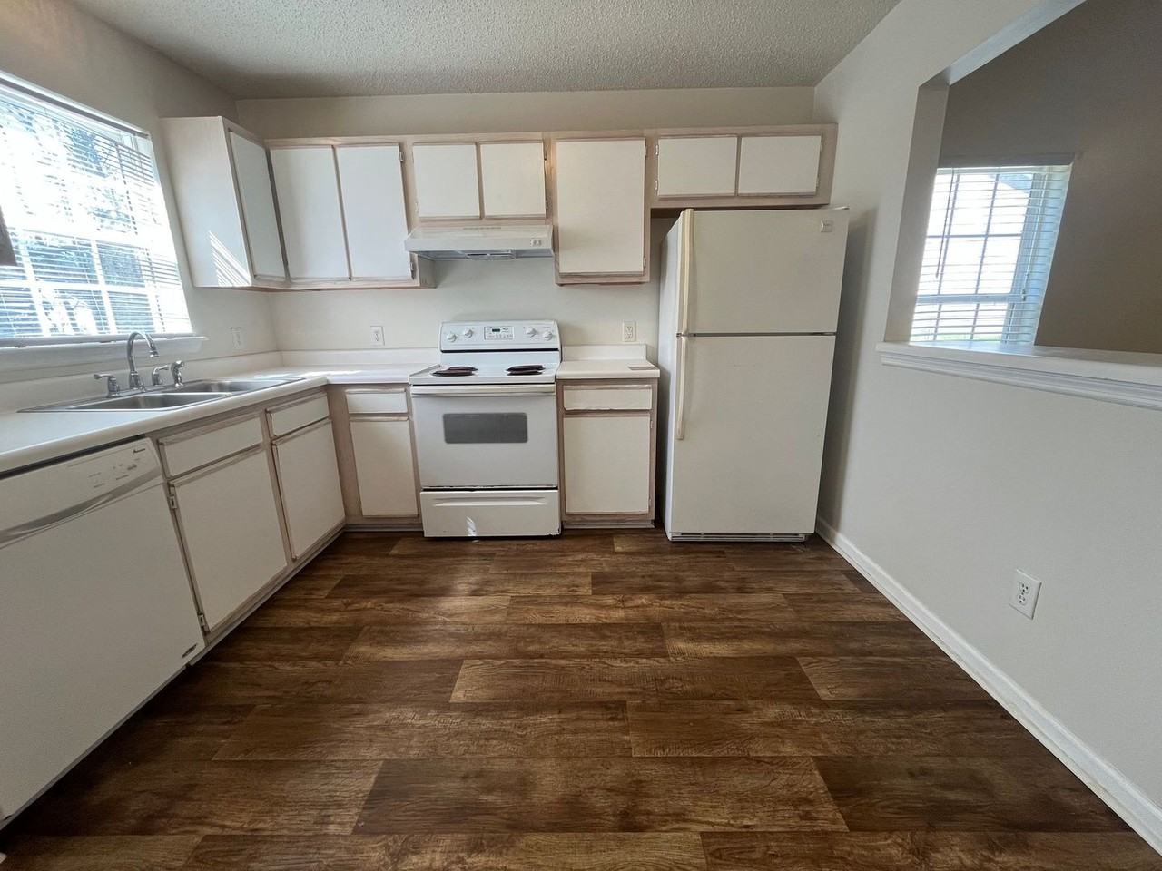 400 Meadowbrook Ln - Photo 6 of 33