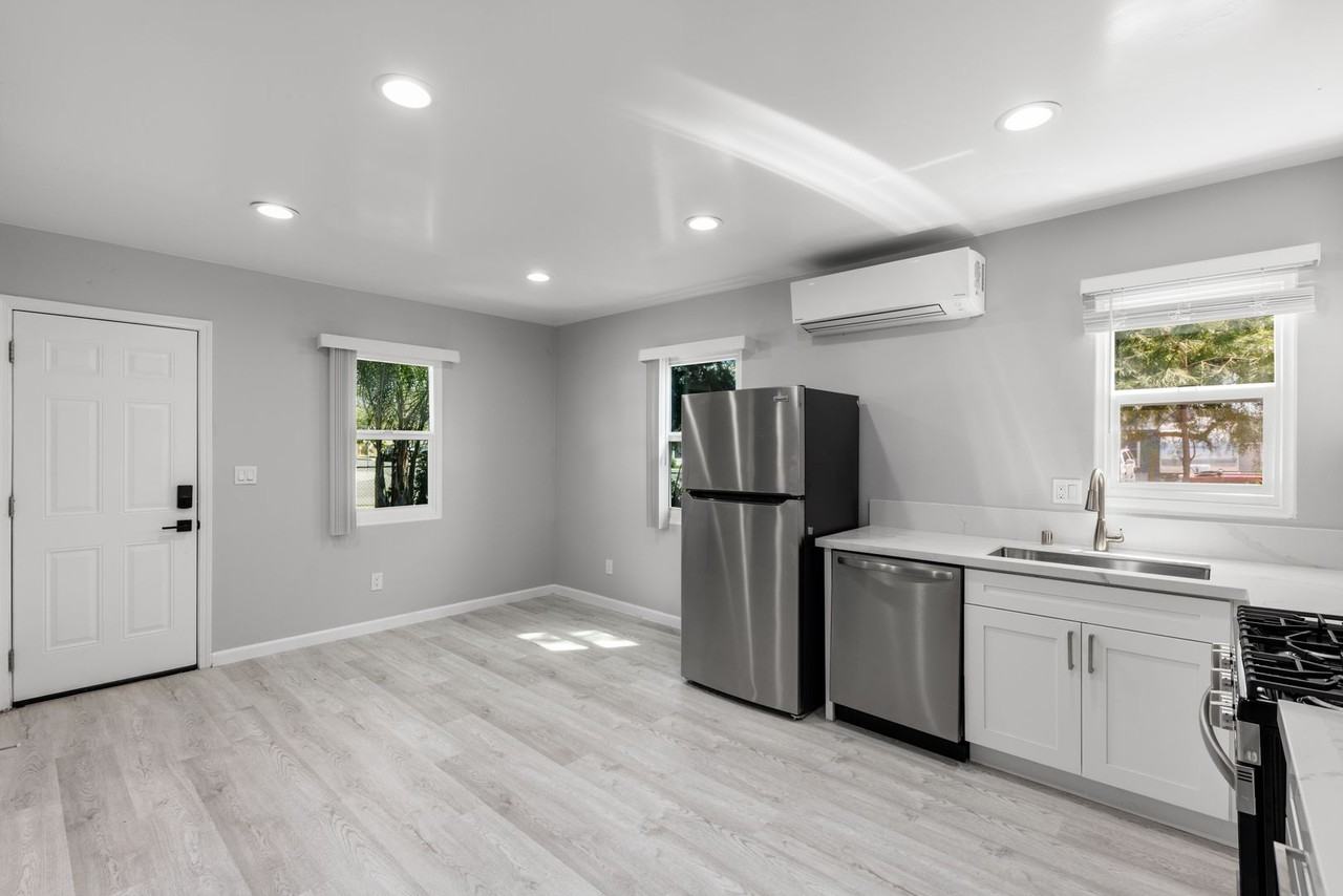 1041 S Orange St - Photo 5 of 16