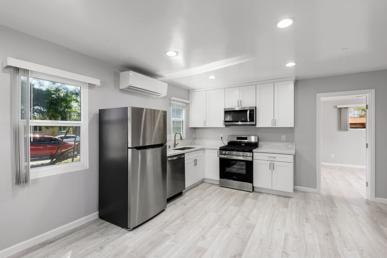 1041 S Orange St - Photo 6 of 16