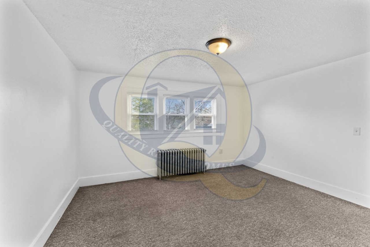 829 Clinton St - Photo 4 of 13
