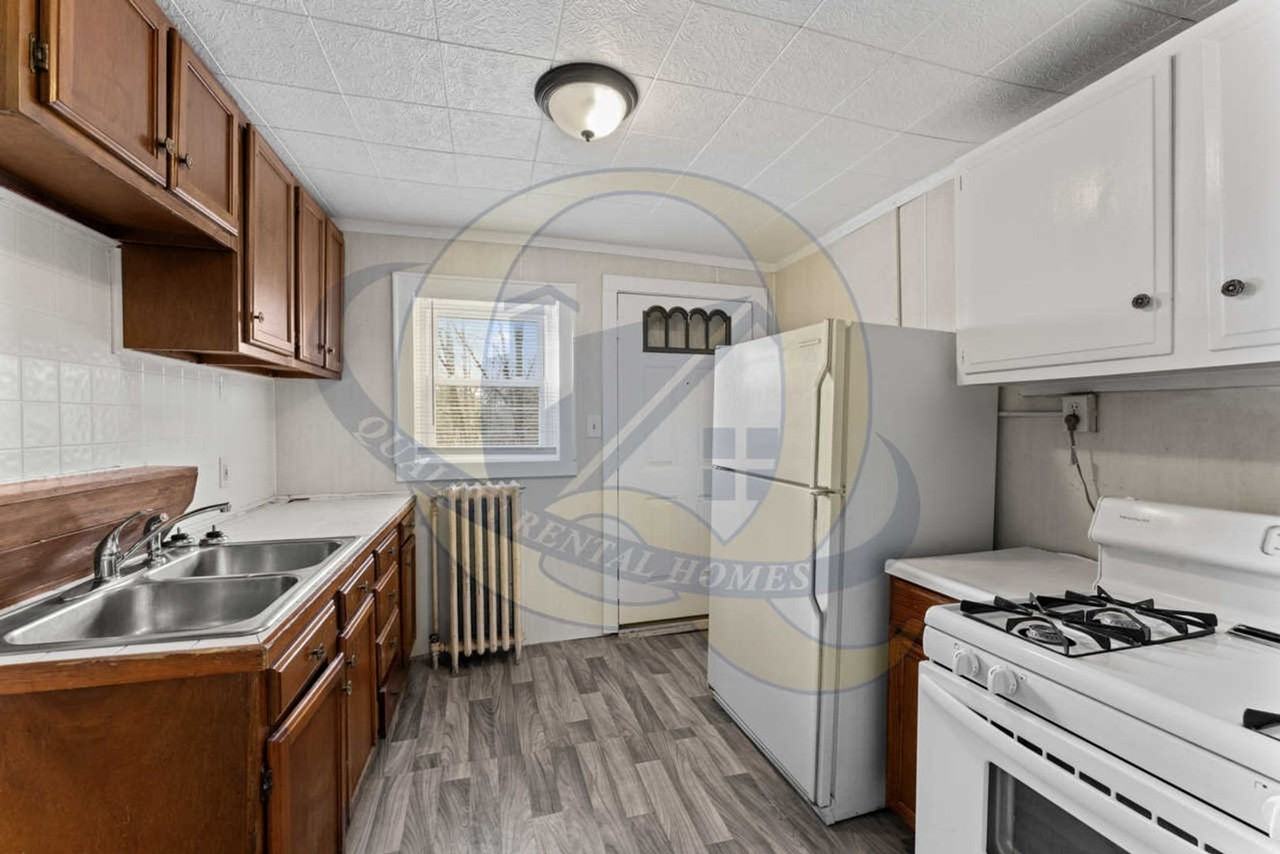 829 Clinton St - Photo 5 of 13