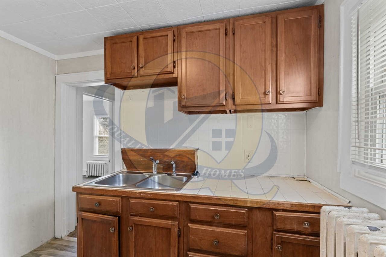 829 Clinton St - Photo 6 of 13
