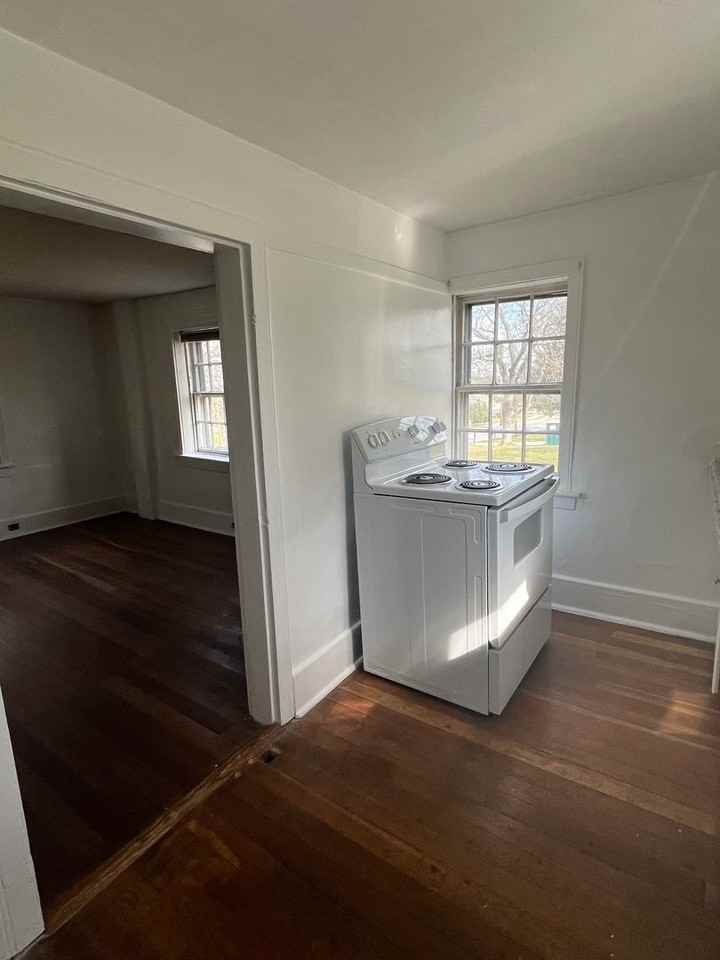 676 Westminster Ave - Photo 4 of 13