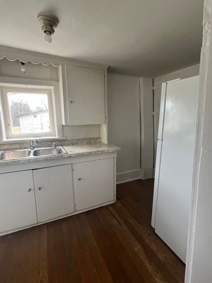 676 Westminster Ave - Photo 7 of 13