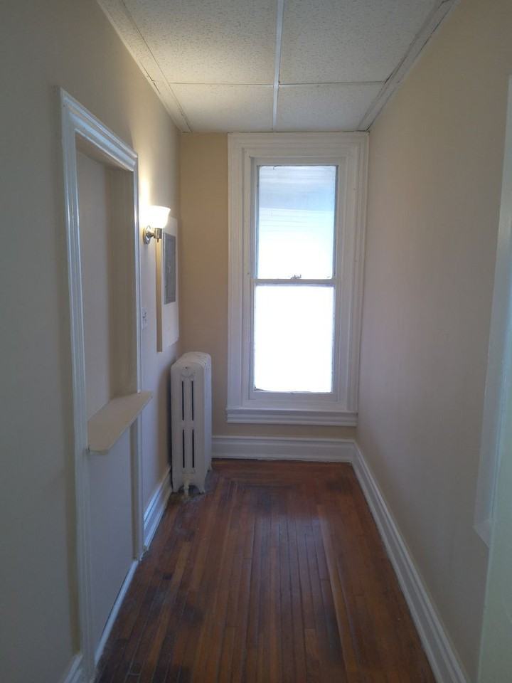 1046 W Walnut St - Photo 2 of 10