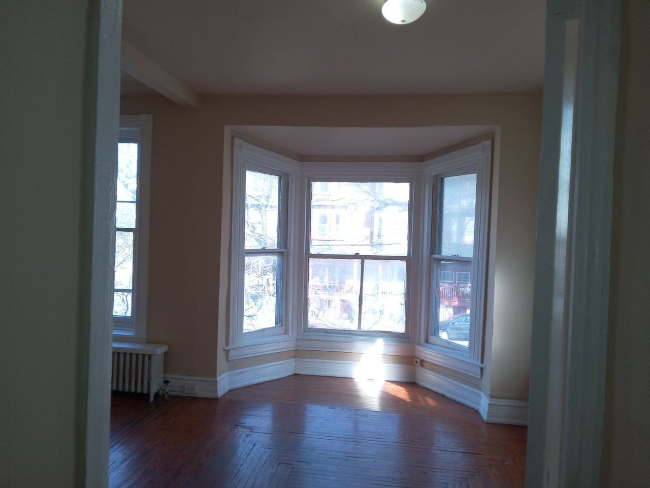 1046 W Walnut St - Photo 3 of 10