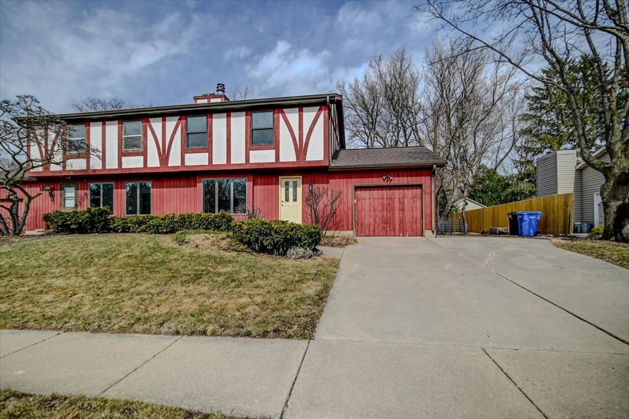 7214 Mockingbird Ln - Photo 2 of 32