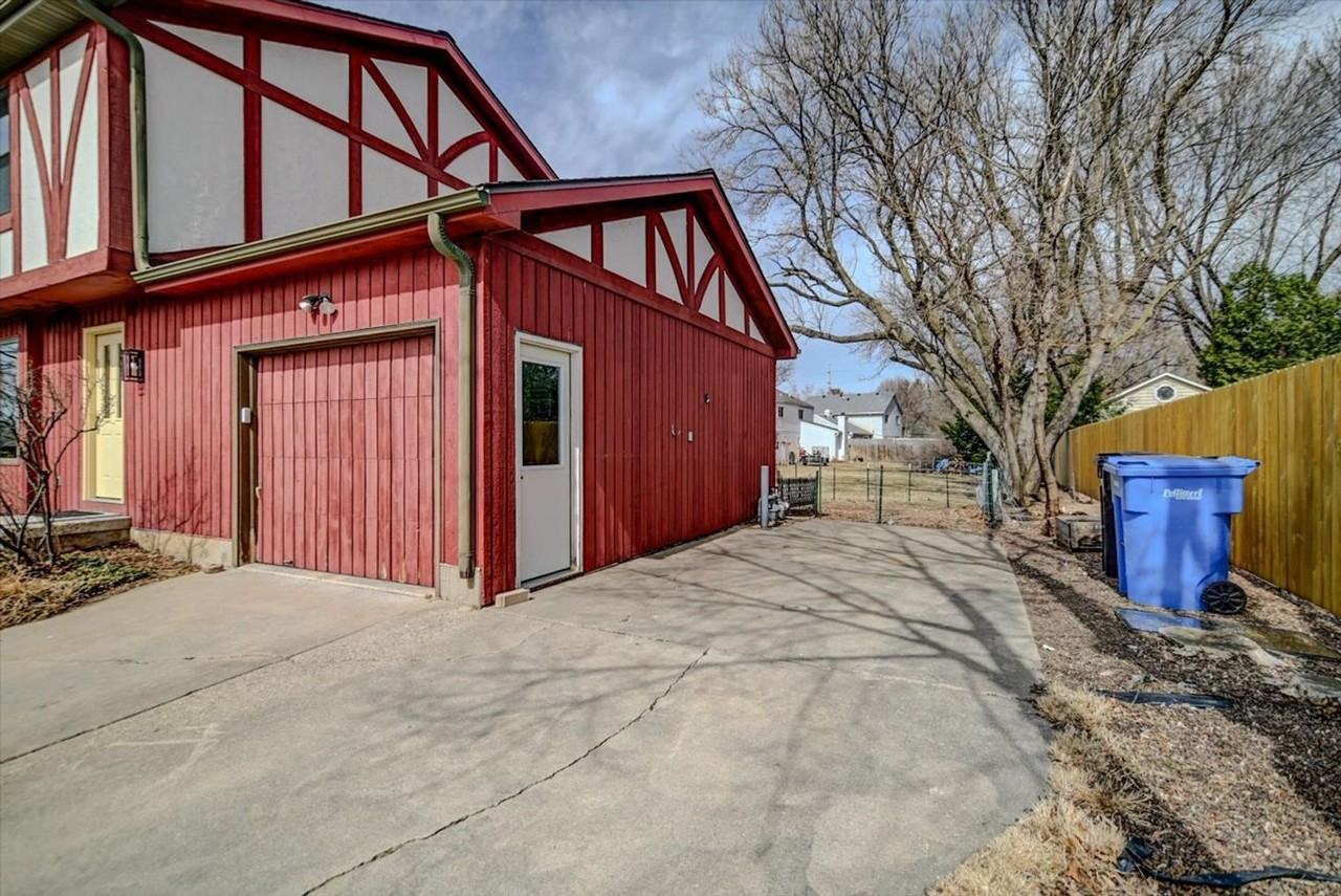 7214 Mockingbird Ln - Photo 3 of 32