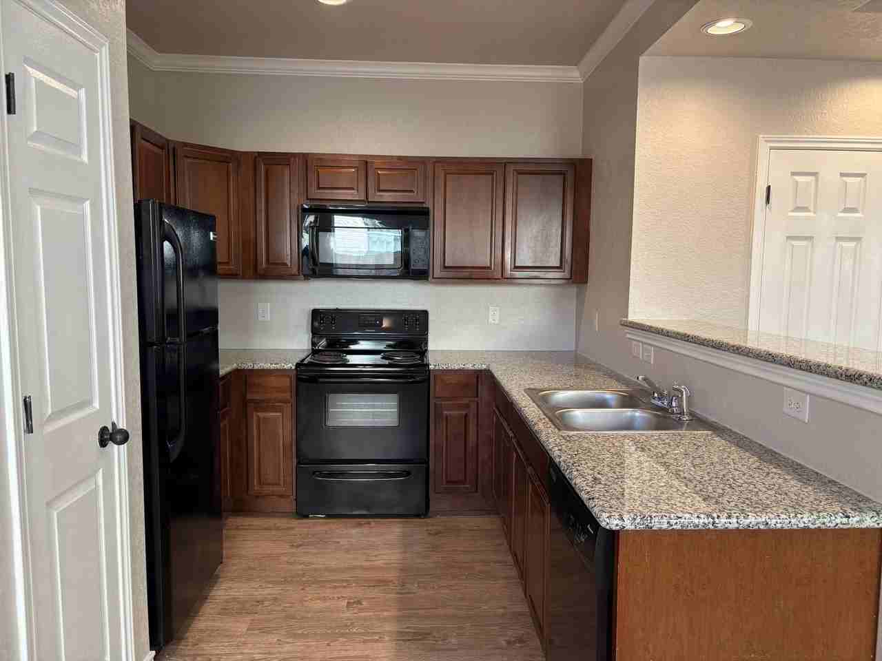 5018 Flipper Dr - Photo 4 of 30