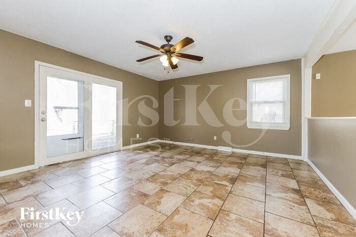 2811 Nw Hartford Ct - Photo 3 of 15