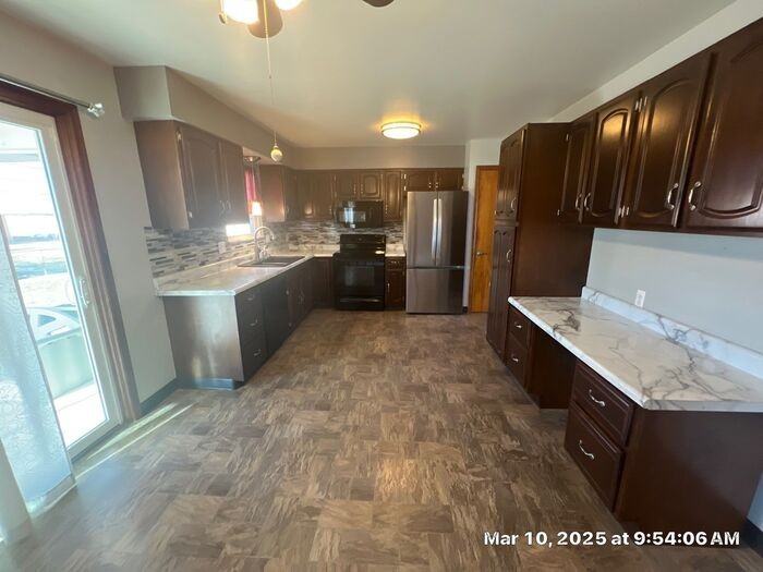 1115 Dechant Ct - Photo 3 of 19