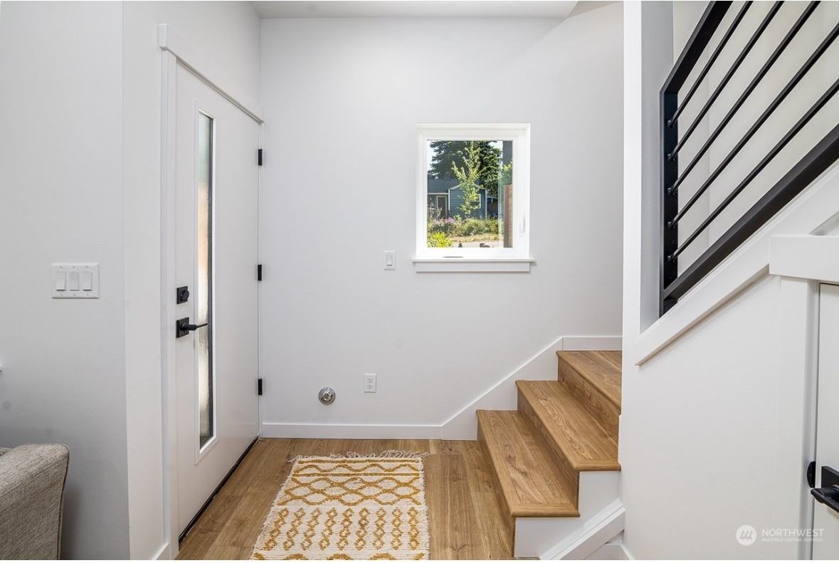 14337 Roslyn Pl N #NA - Photo 2 of 11