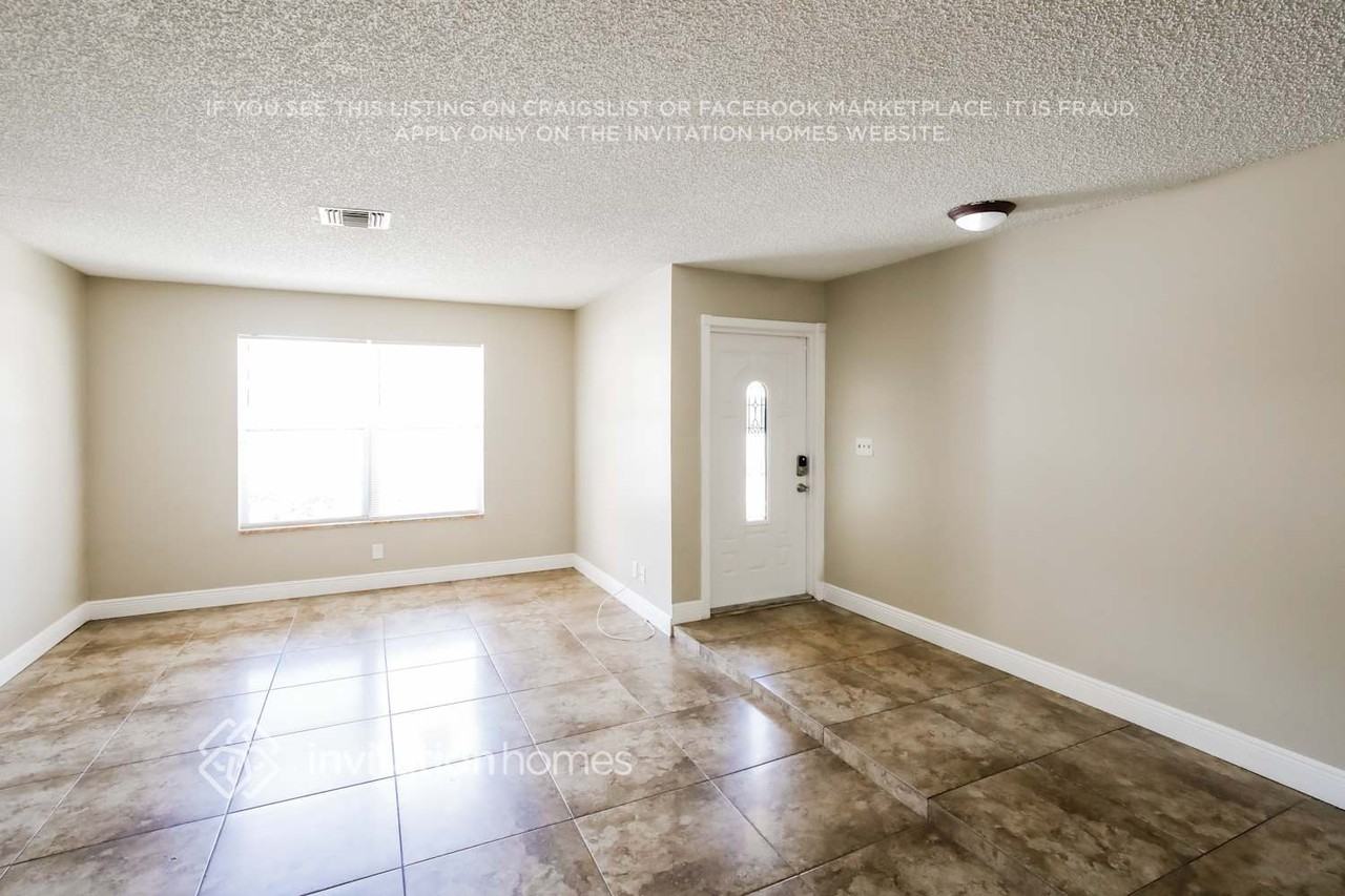 10008 Ramblewood Dr - Photo 3 of 17