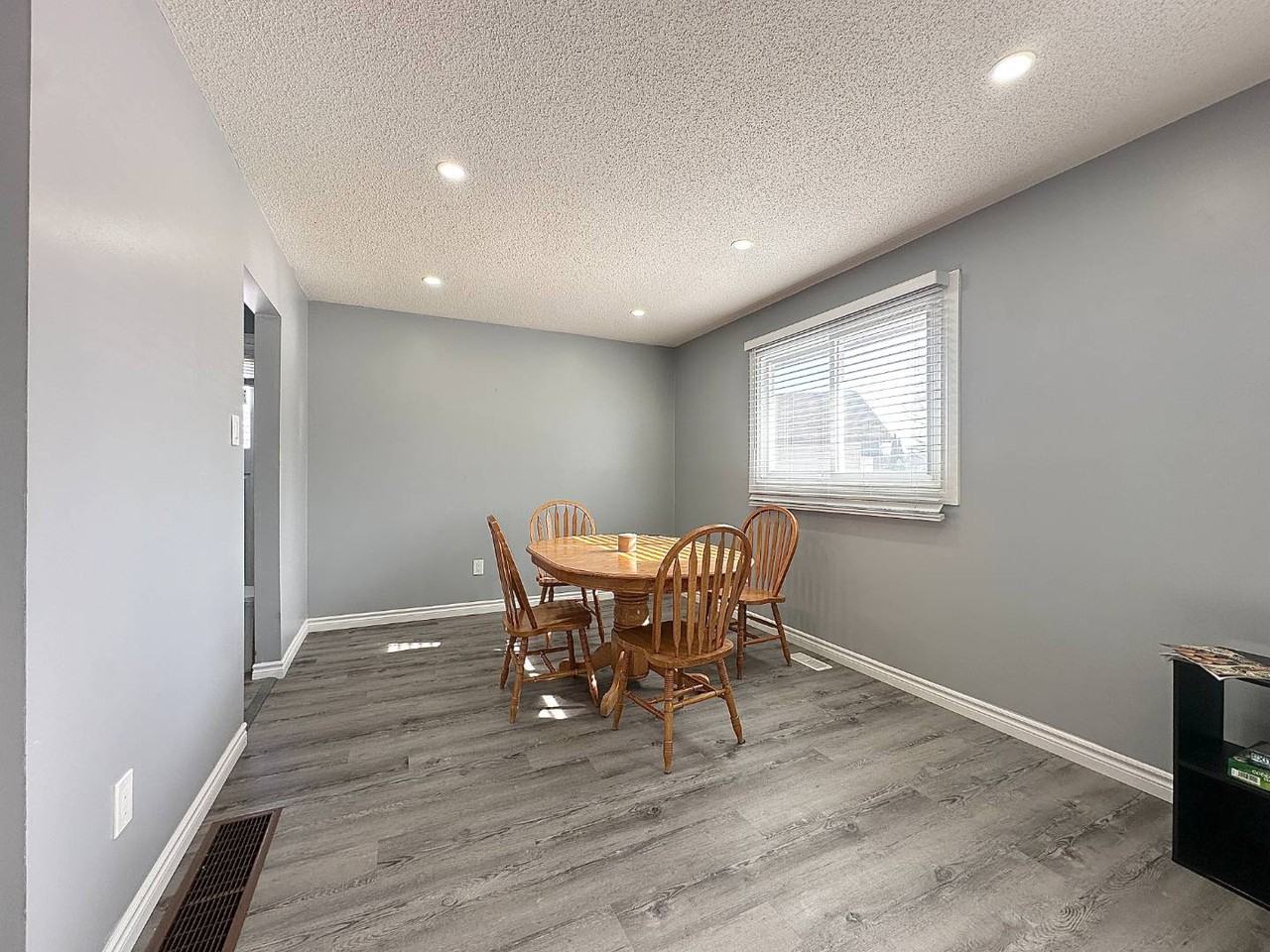 Upper- 29 Coyle Crescent - Photo 3 of 20