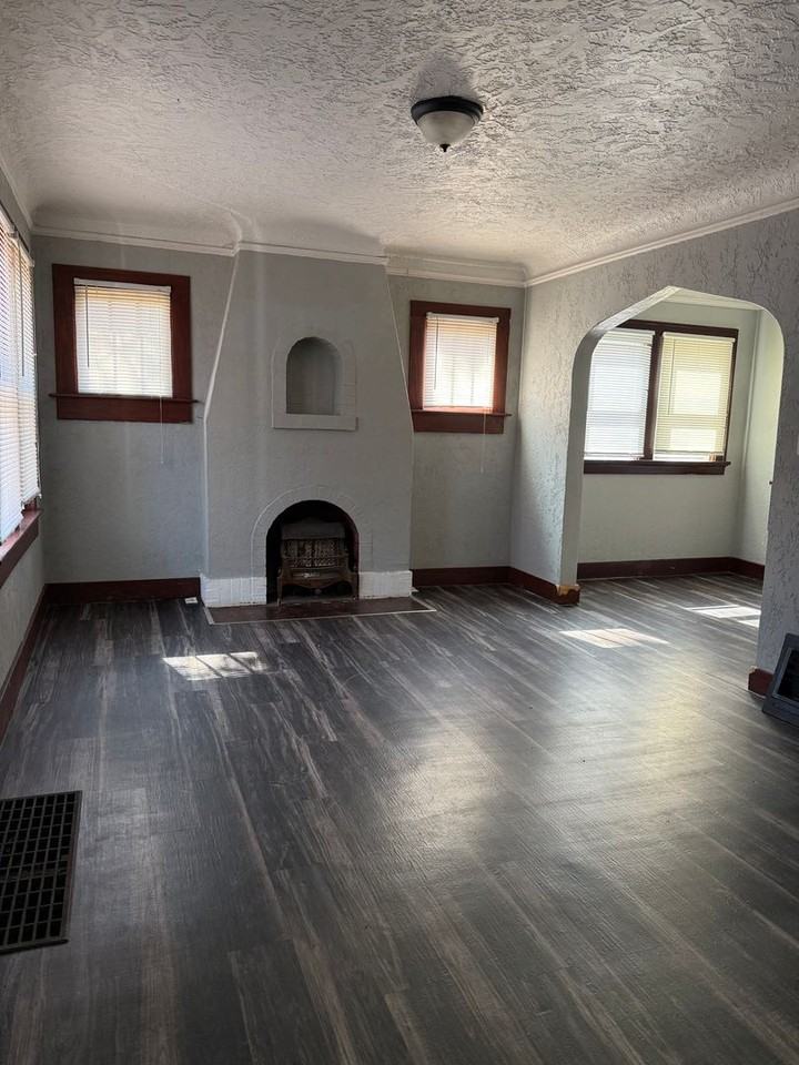 2747 E 4th St - Photo 2 of 10
