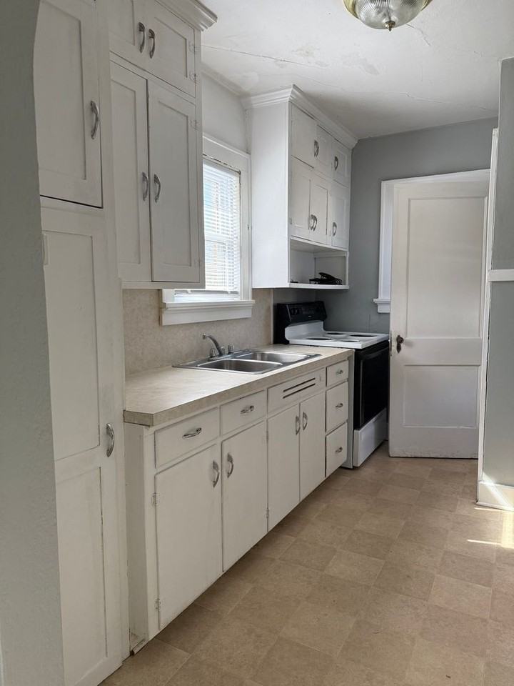 2747 E 4th St - Photo 5 of 10