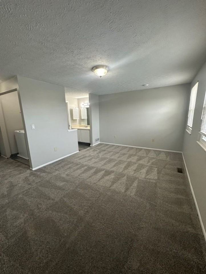 Westerville 2BR/1.5BA Townhouse - Photo 6 of 12