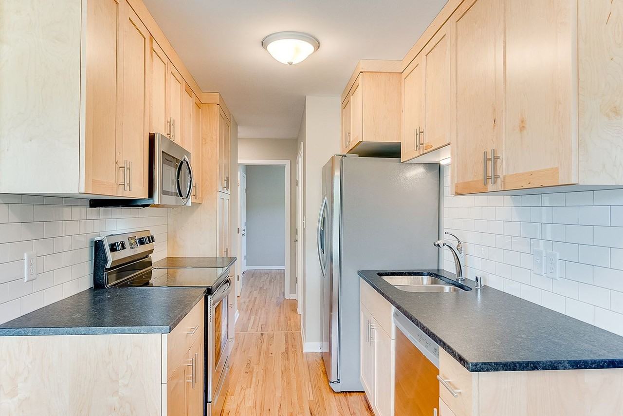 2505 Edgcumbe Rd - Photo 2 of 21