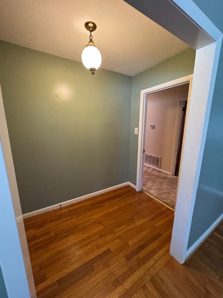 1301 Meadowbrook Ln - Photo 3 of 18