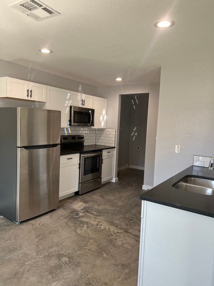 303 Limited St - Photo 3 of 10