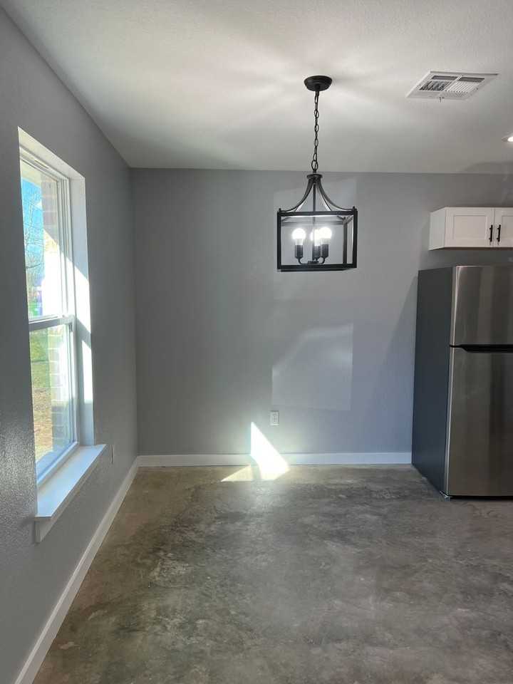 303 Limited St - Photo 2 of 10