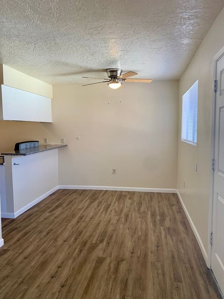 Borderman's Reef Apartments - Photo 2 of 18