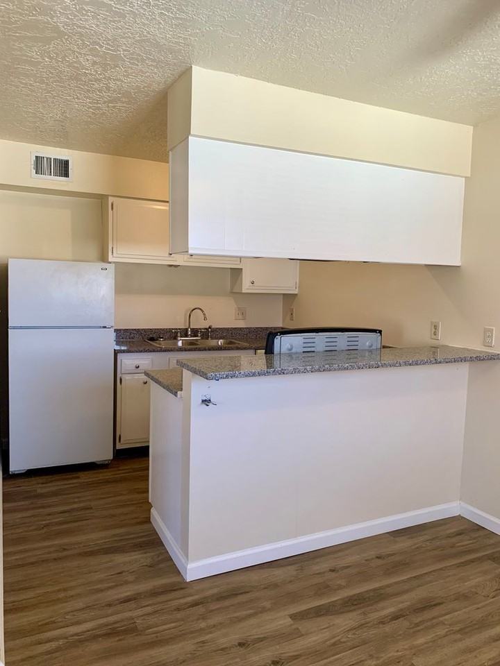 Borderman's Reef Apartments - Photo 3 of 18