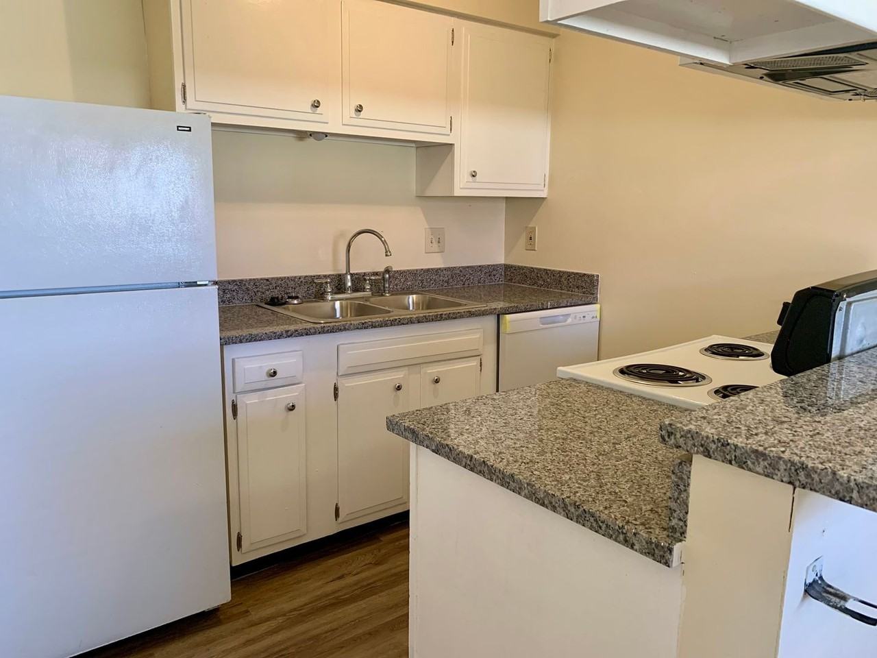 Borderman's Reef Apartments - Photo 4 of 18